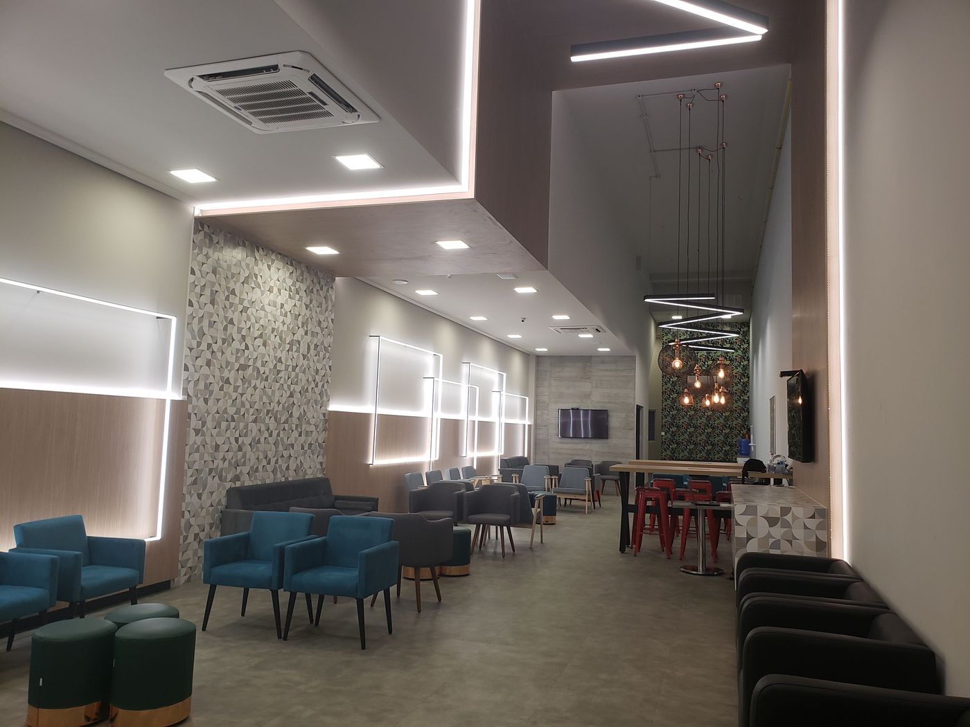 Projeto ABIV com iluminação Blinkie: molduras de luz em perfil de LED nas paredes, sancas e pendentes lineares