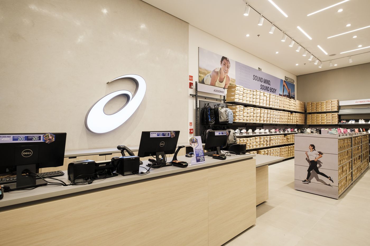 Loja ASICS Catarina Outlet com iluminação Blinkie: logo retroiluminado, trilhos de spots e perfis lineares