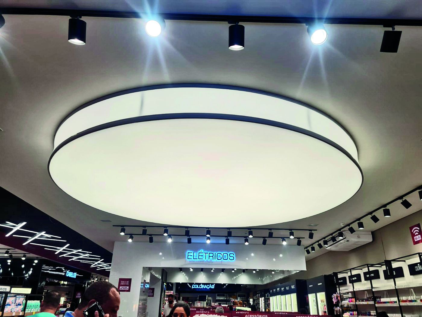 Loja Ikesaki Santo Amaro com iluminação Blinkie: tela tensionada circular, perfis pendentes e trilhos de spots